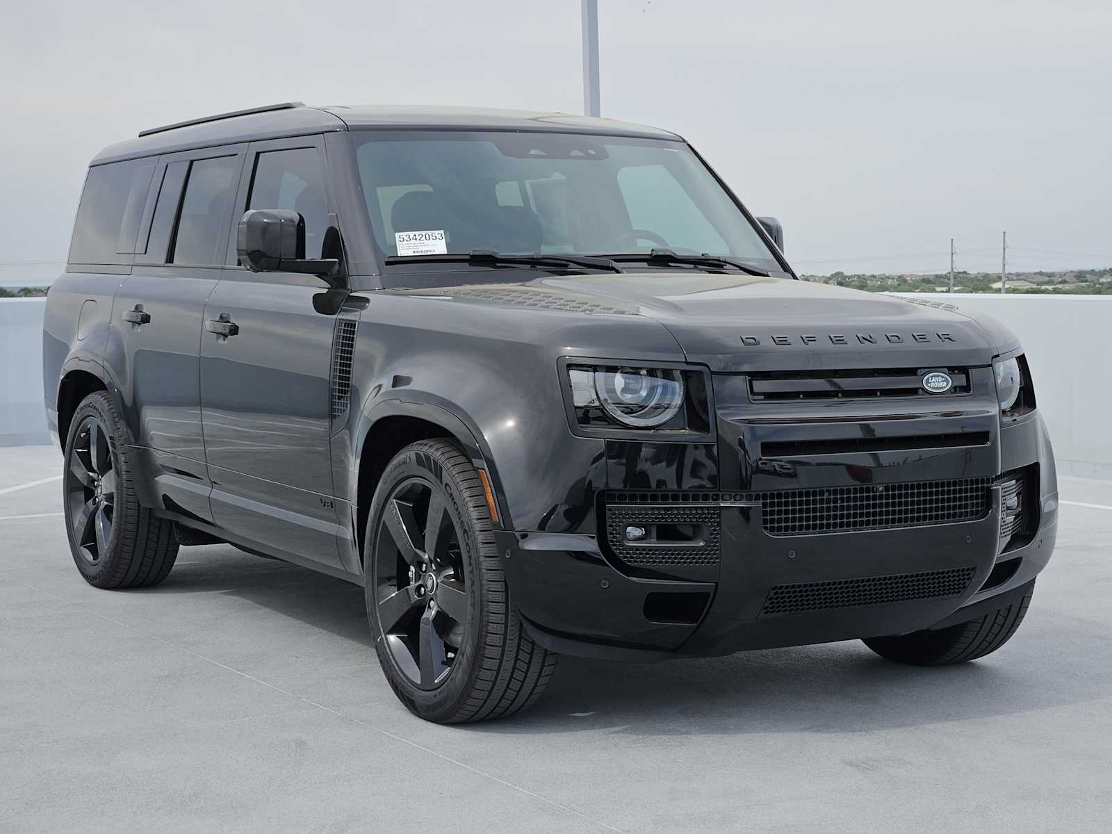 2025 Land Rover Defender 130 V8 photo 3