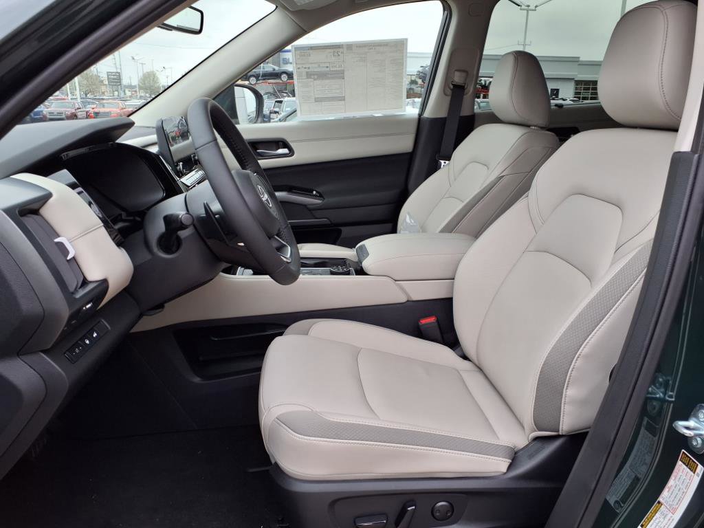2025 Nissan Pathfinder SL photo 4