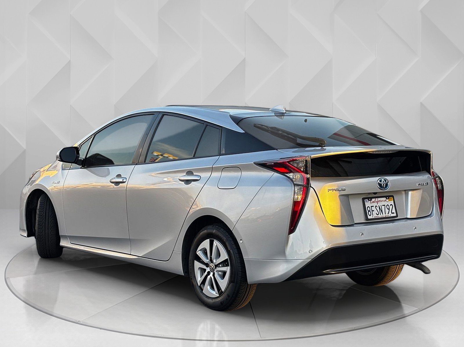 2018 Toyota Prius Three photo 3