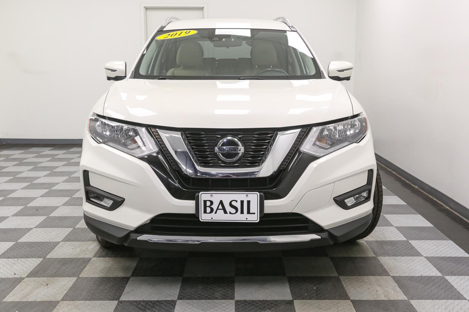 2019 Nissan Rogue SV photo 3