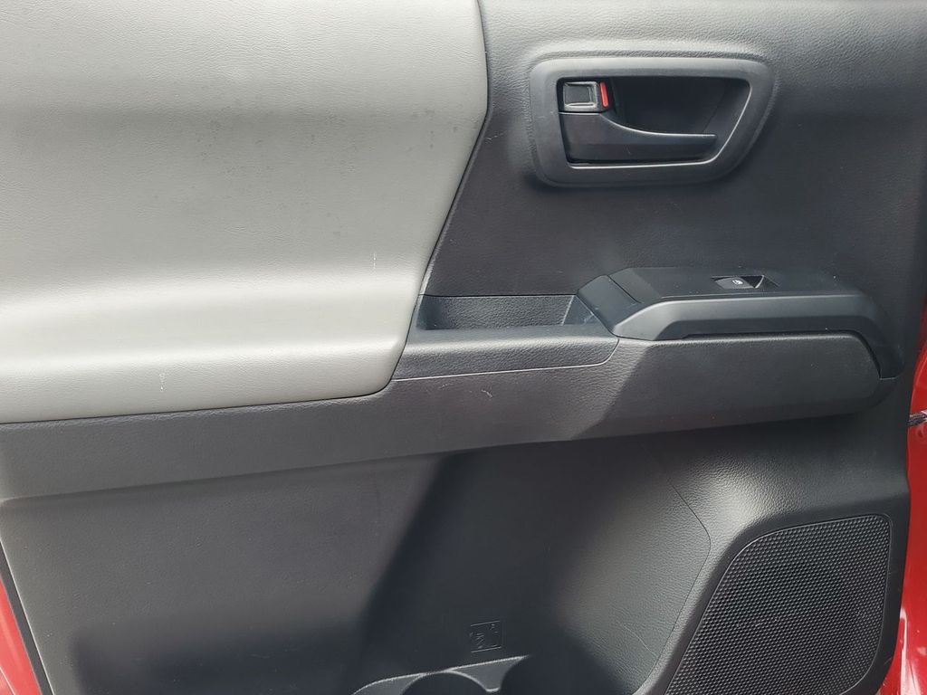 2022 Toyota Tacoma SR5 photo 32