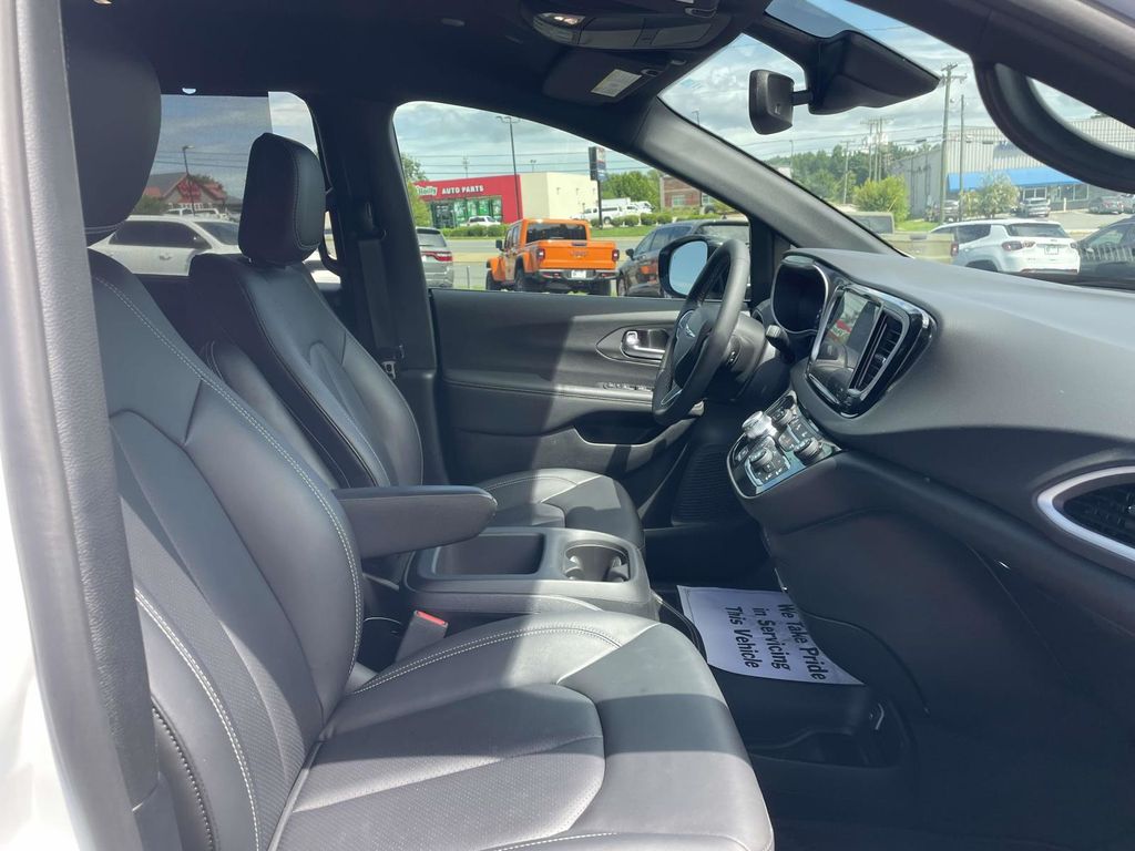 2025 Chrysler Voyager LX photo 14
