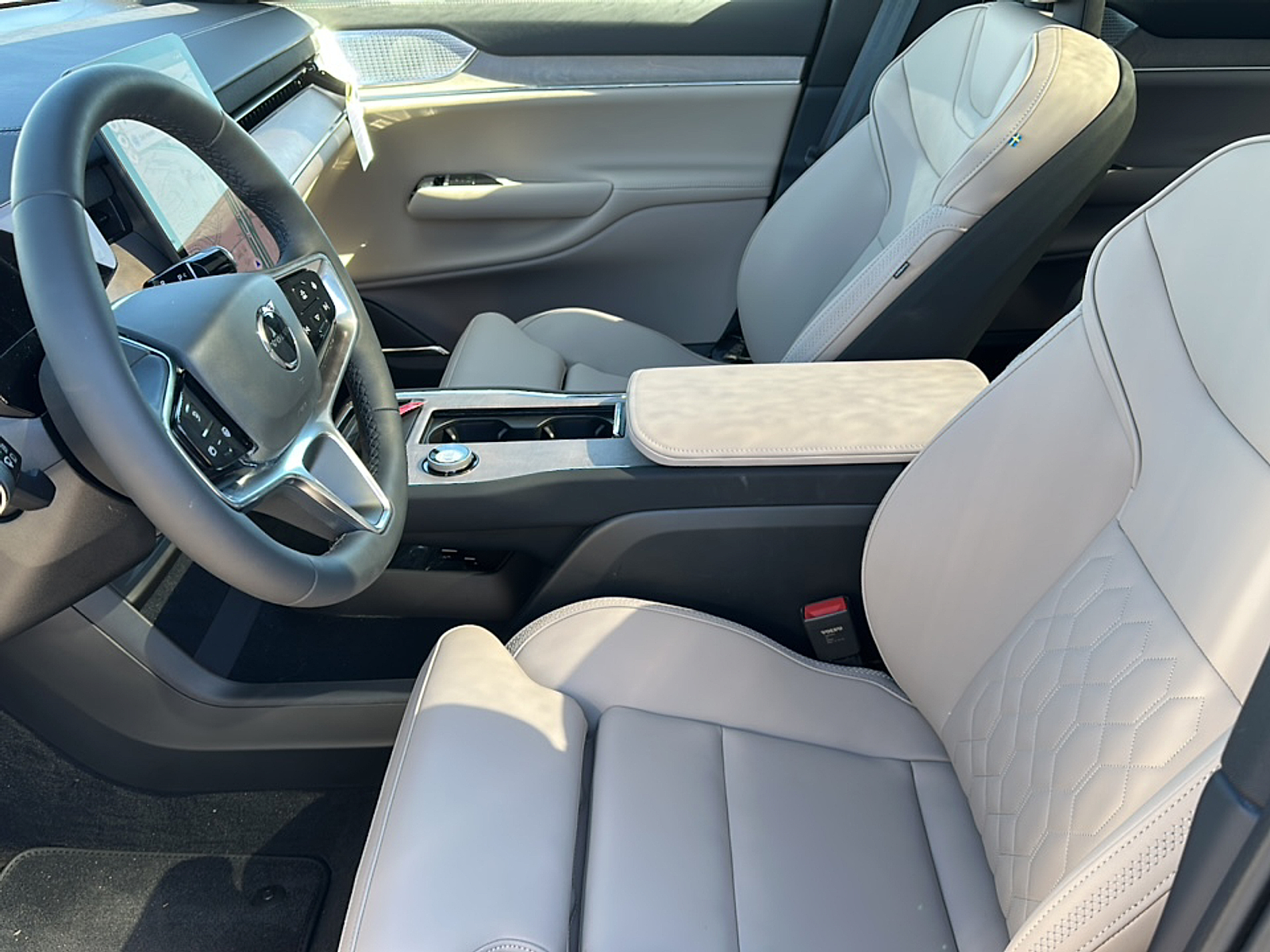 New 2025 Mulberry Red Volvo Twin Motor Performance Ultra 6-Seater image 10