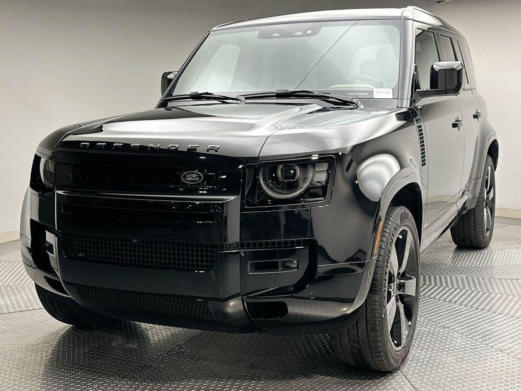 2026 Land Rover Defender X-Dynamic SE's photo