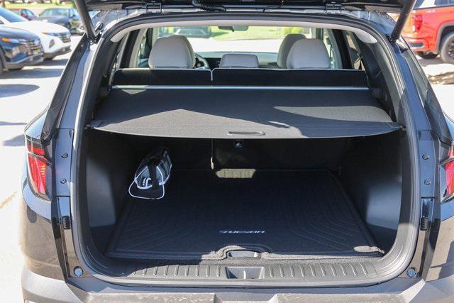 New 2025 Black Hyundai SEL FWD image 6