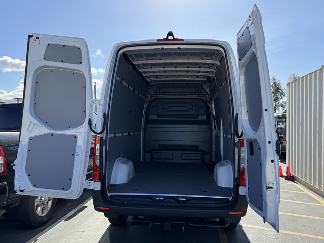2026 Mercedes Benz Sprinter photo 4