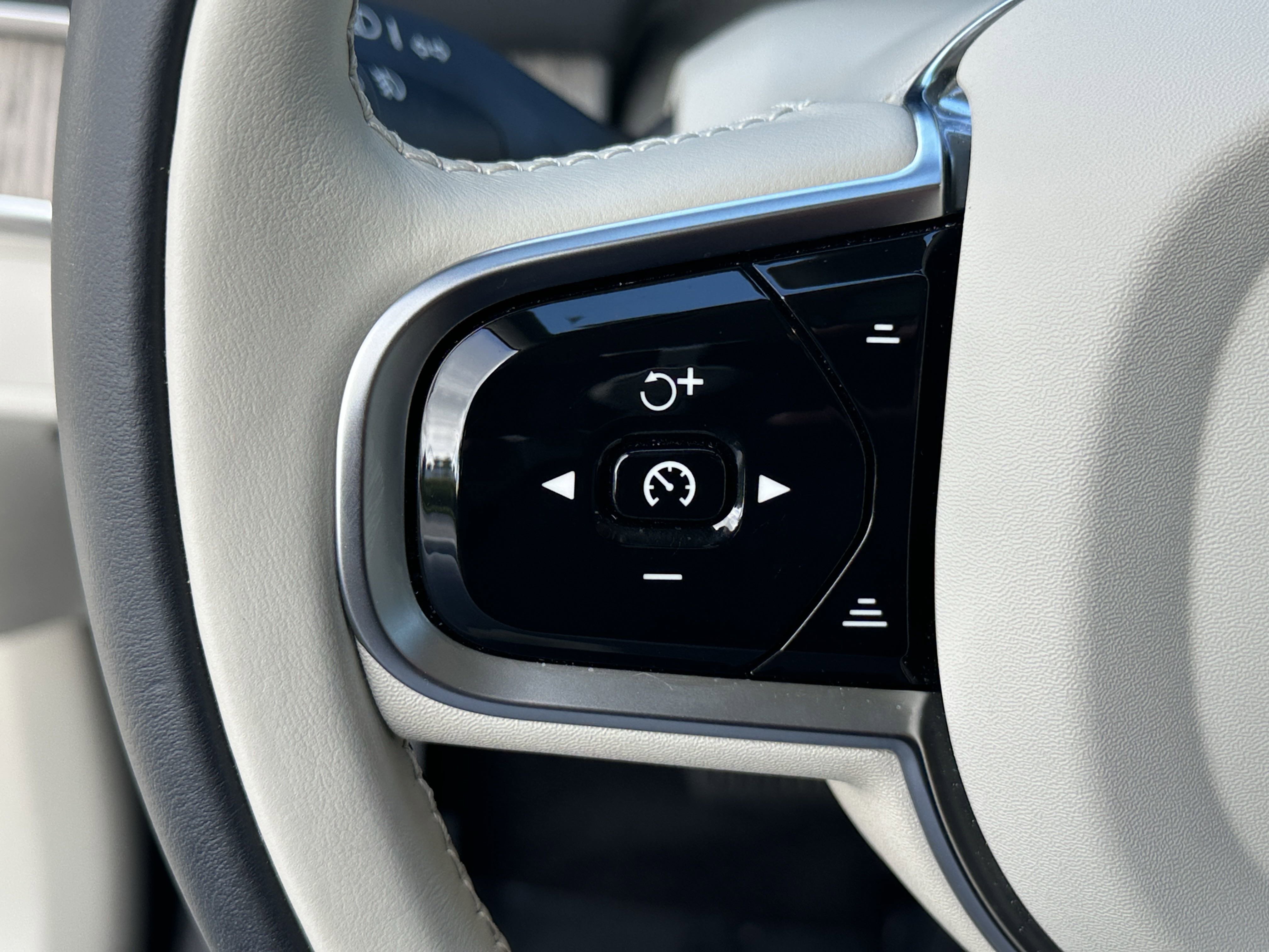 2025 Volvo XC90 photo 9