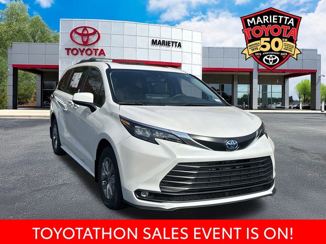 2025 Toyota Sienna XLE's photo