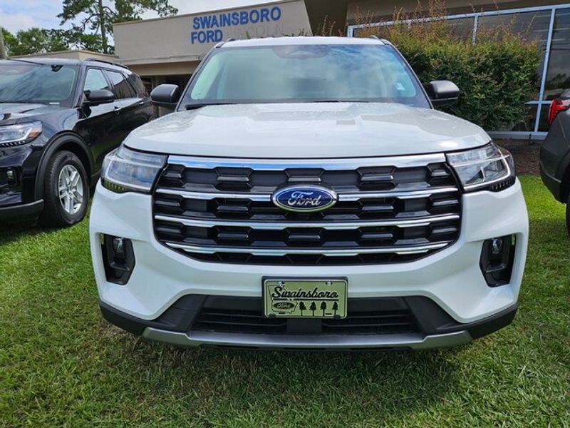 2025 Ford Explorer photo 2