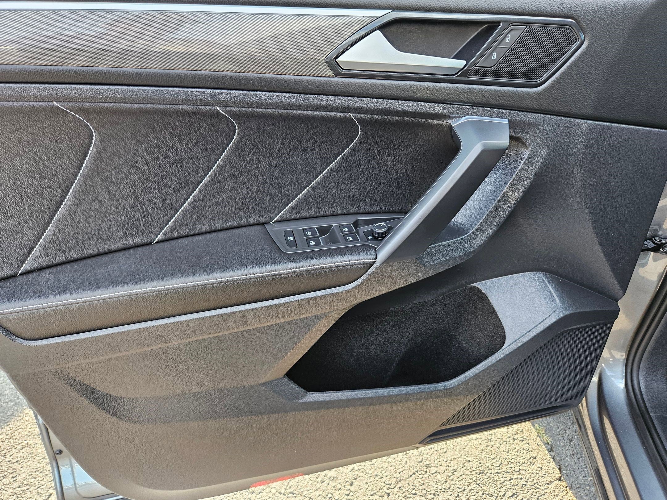 2023 Volkswagen Tiguan SE R-Line Black photo 11
