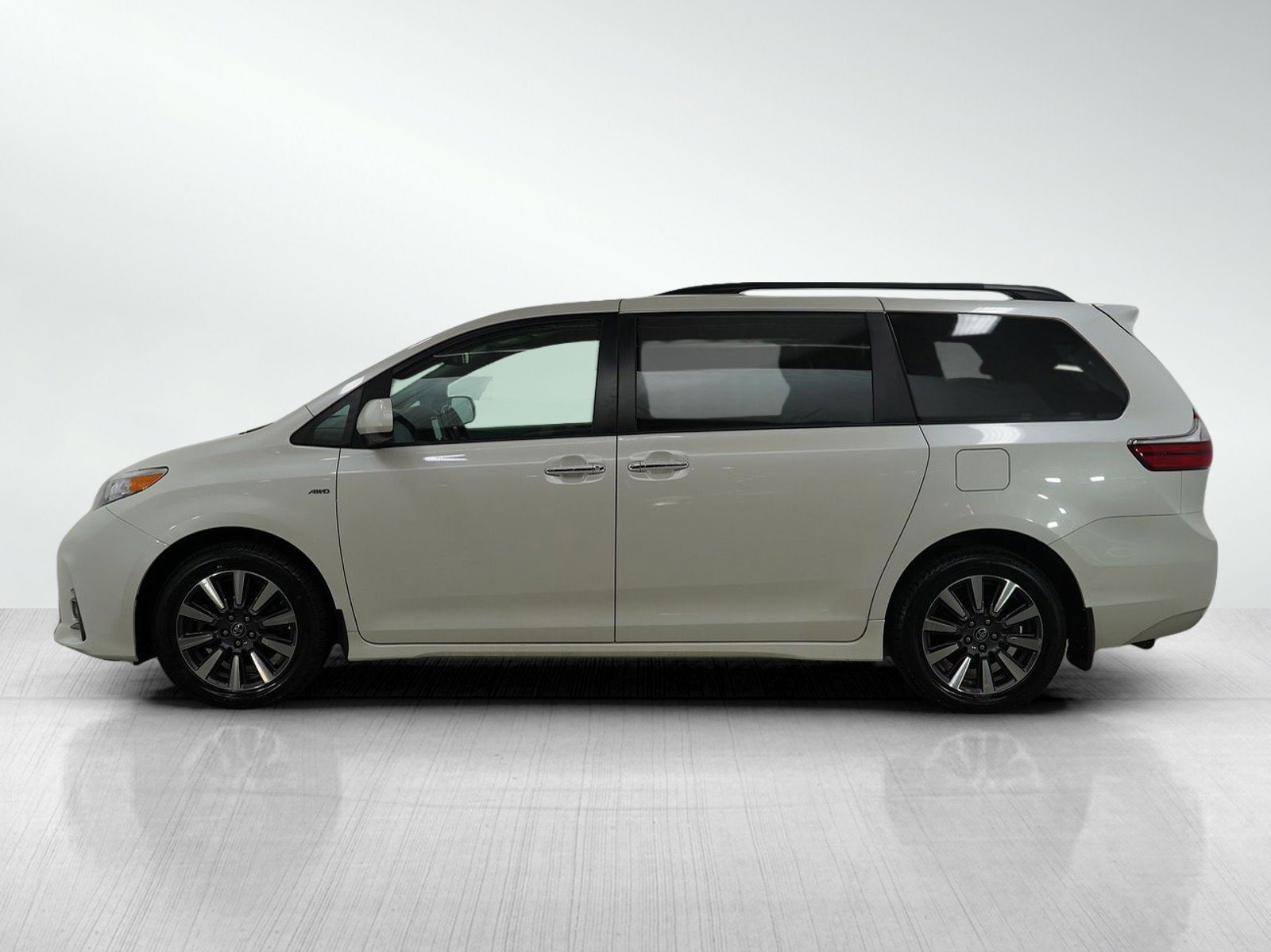 Used 2019 Toyota Sienna XLE with VIN 5TDDZ3DC3KS226241 for sale in Bloomington, Minnesota