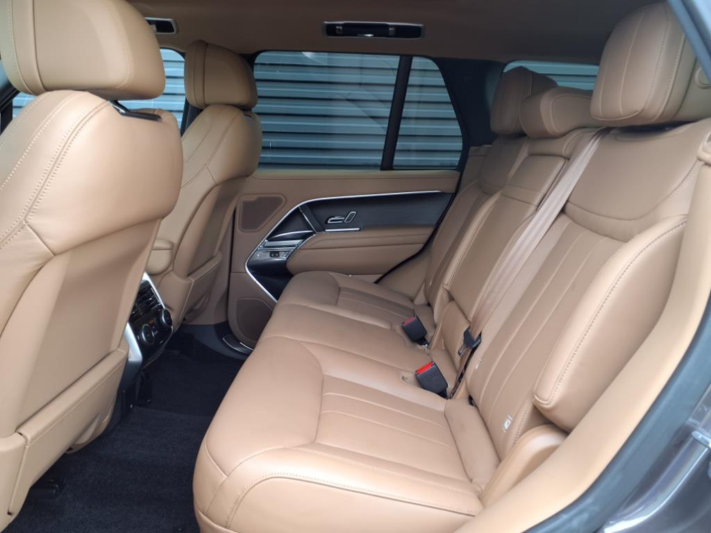 2023 Land Rover Range Rover SE photo 19