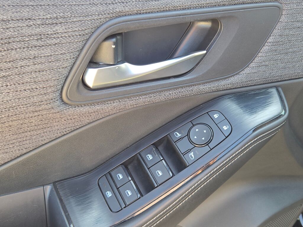2023 Nissan Rogue SV photo 16