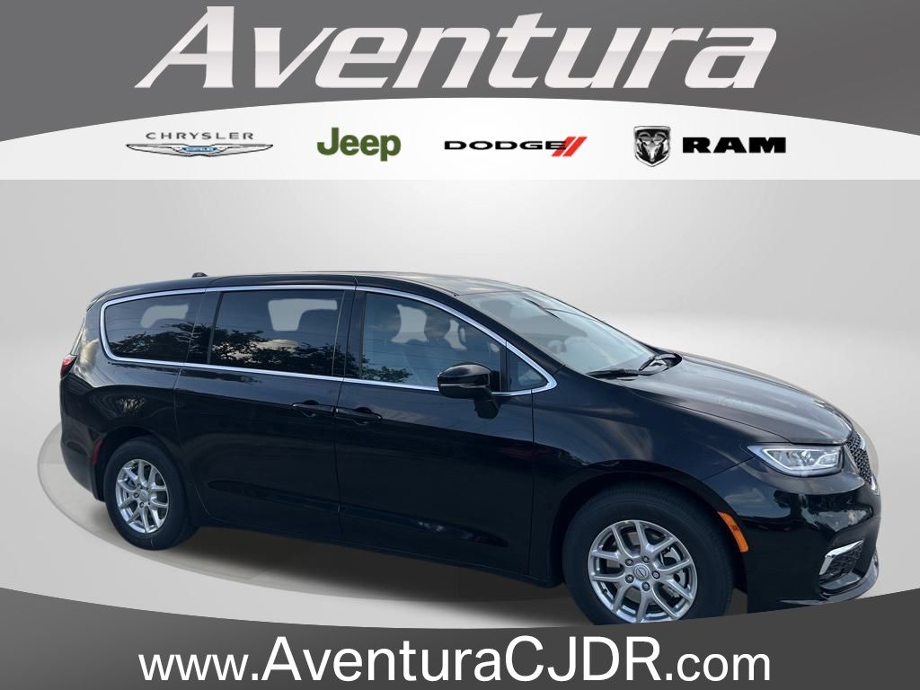 2026 Chrysler Pacifica Select's photo