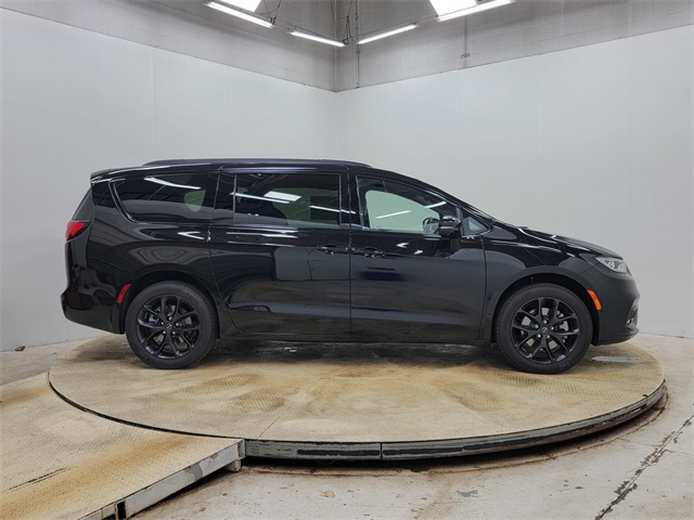 2026 Chrysler Pacifica Limited photo 3