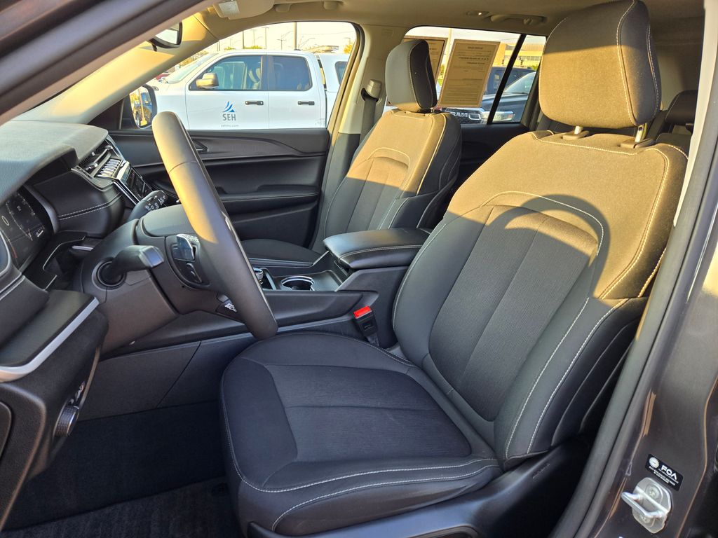2024 Jeep Grand Cherokee Laredo X photo 13