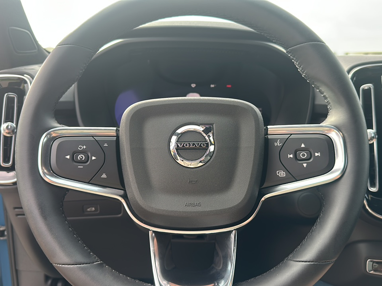 2023 Volvo XC40 Recharge Twin Motor AWD Ultimate photo 10