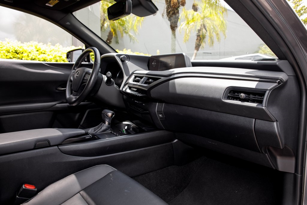 2019 Lexus UX 200 photo 35