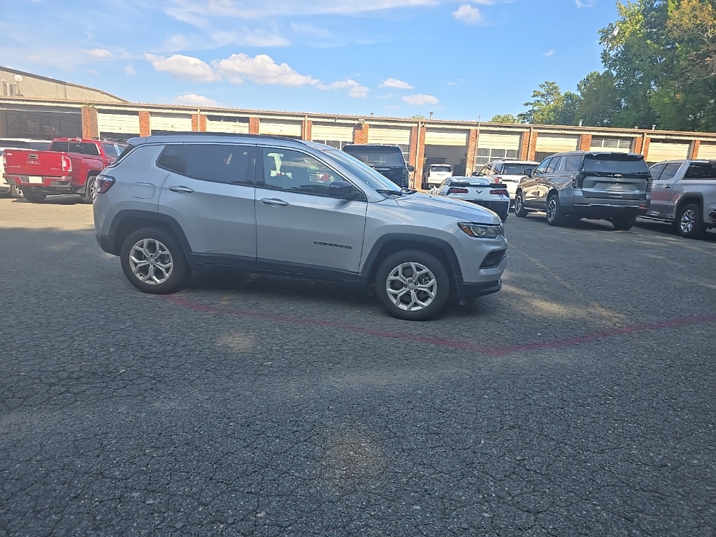 2024 Jeep Compass Latitude photo 2