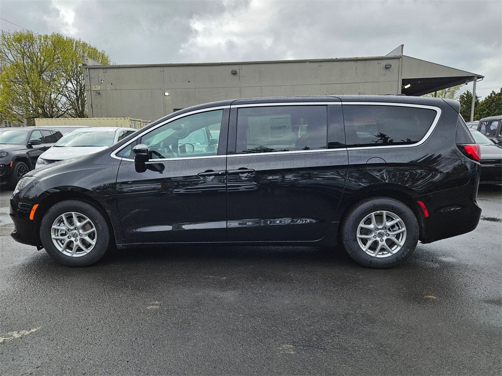 2025 Chrysler Voyager LX photo 4