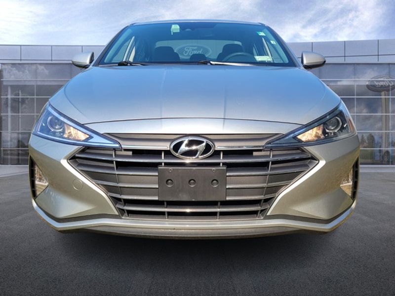 2020 Hyundai Elantra SE photo 2