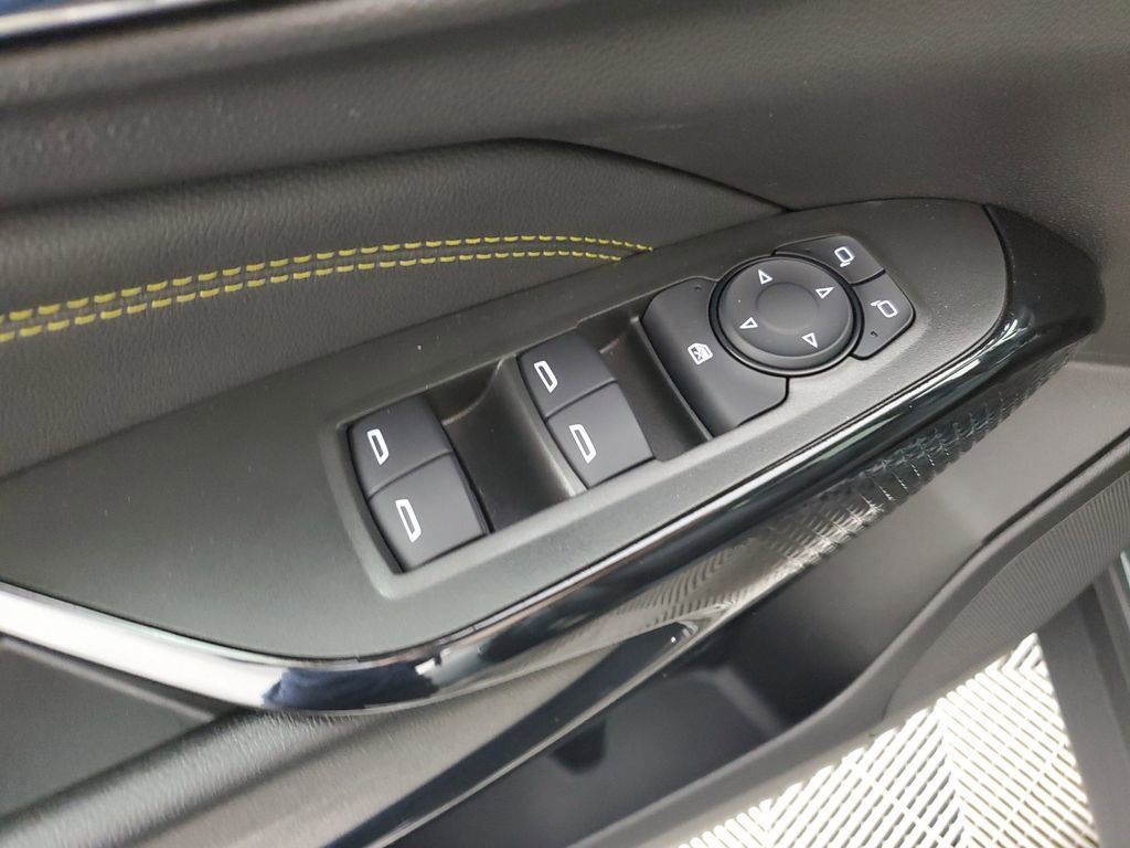 2025 Chevrolet Trax LT photo 25