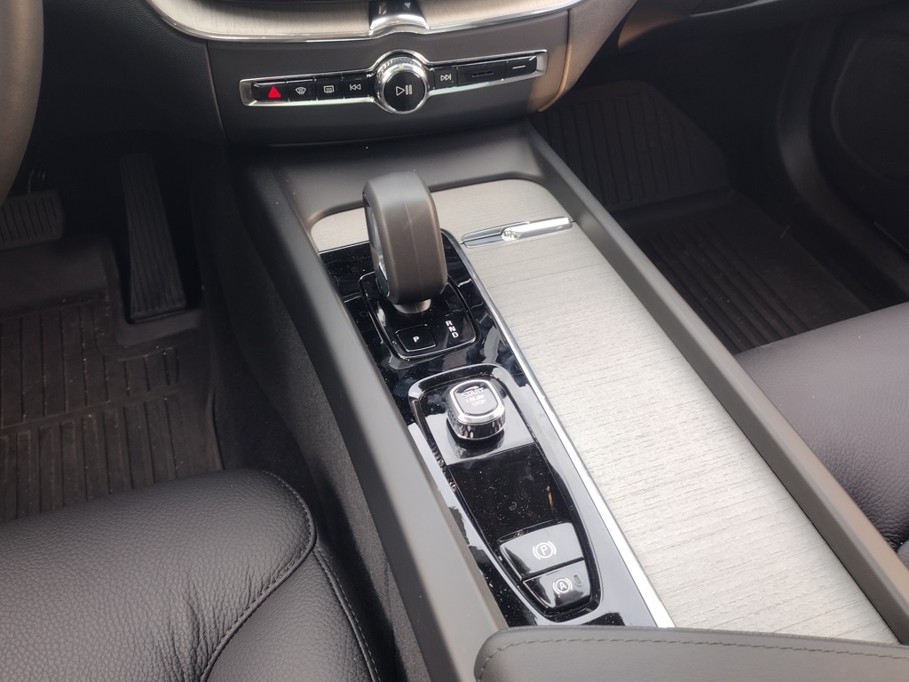 2025 VOLVO XC60 - Image 20