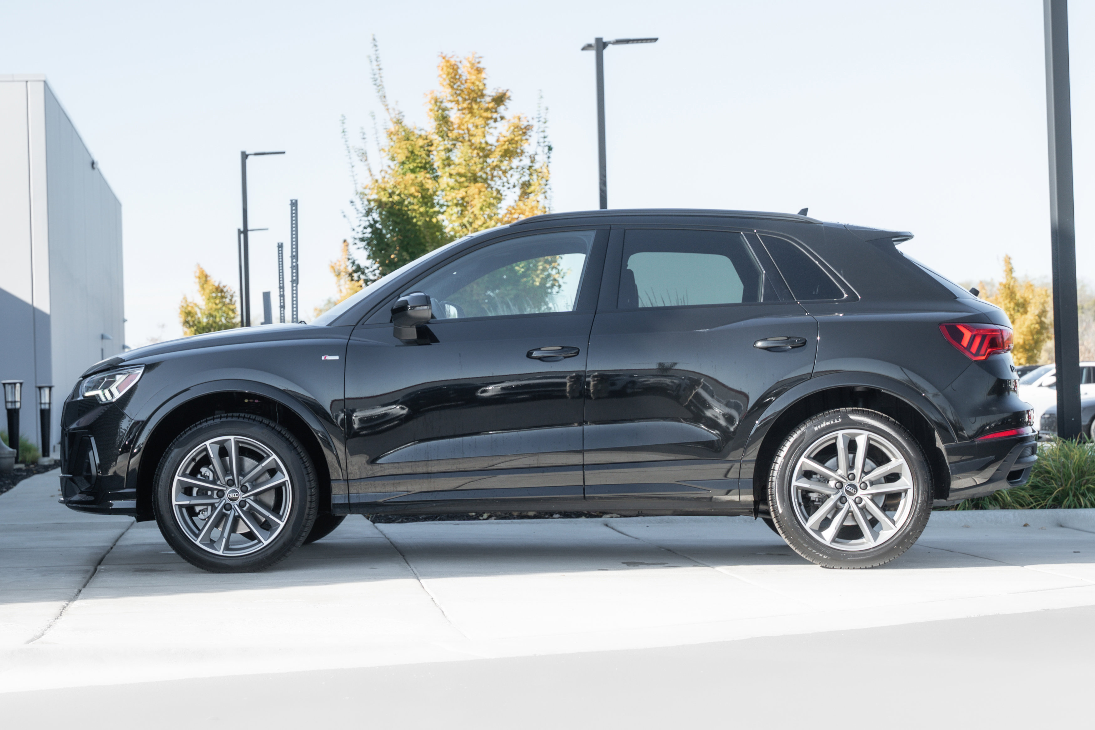 2025 Audi Q3 S line Premium photo 4