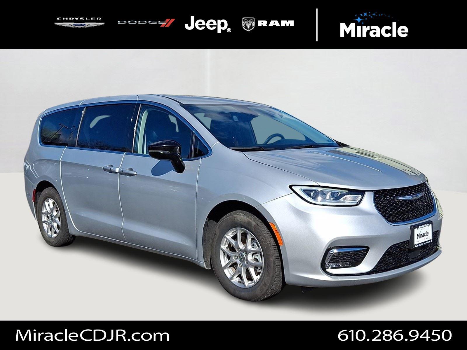 2024 Chrysler Pacifica Touring L's photo