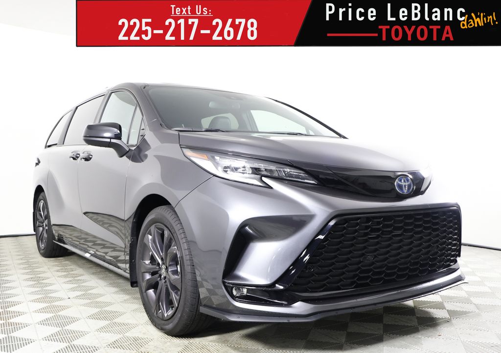 2025 Toyota Sienna XSE's photo