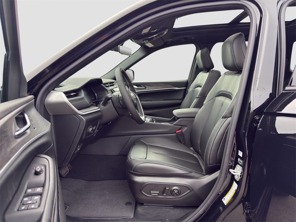 2025 Jeep Grand Cherokee Limited photo 9