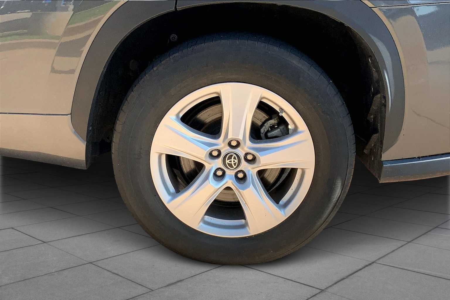 2023 Toyota Highlander L photo 25