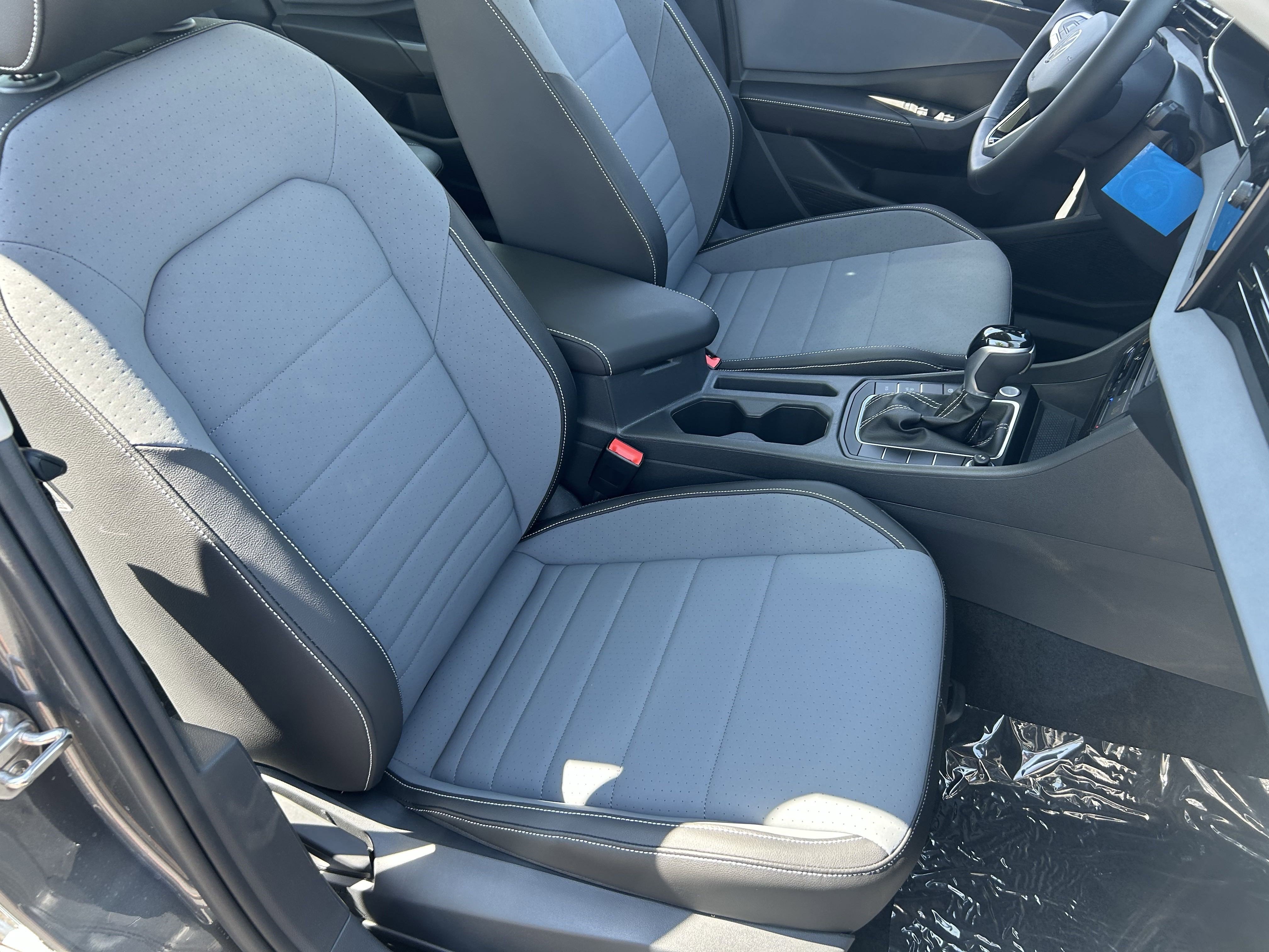 2025 Volkswagen Jetta SE photo 3
