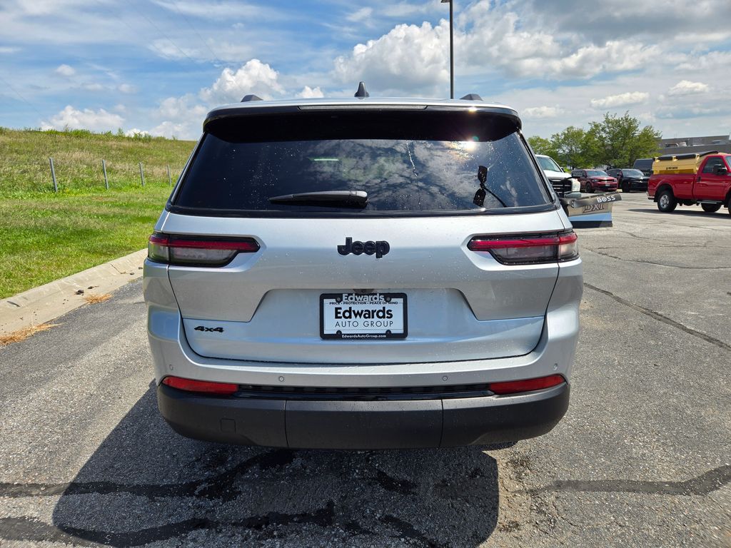 2025 Jeep Grand Cherokee Altitude photo 3