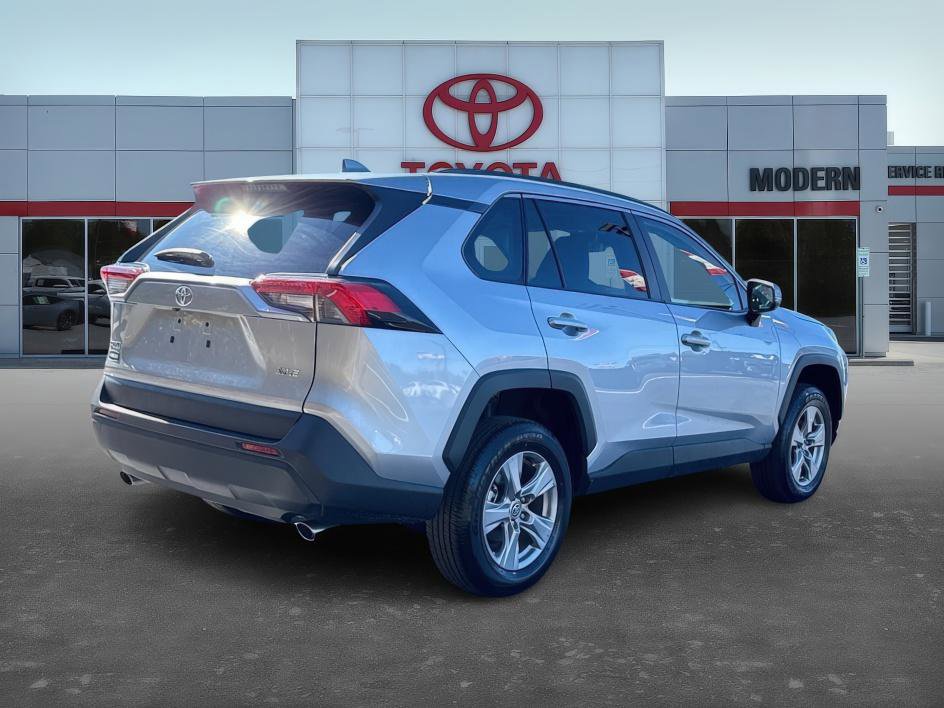 2025 Toyota RAV4 XLE photo 3