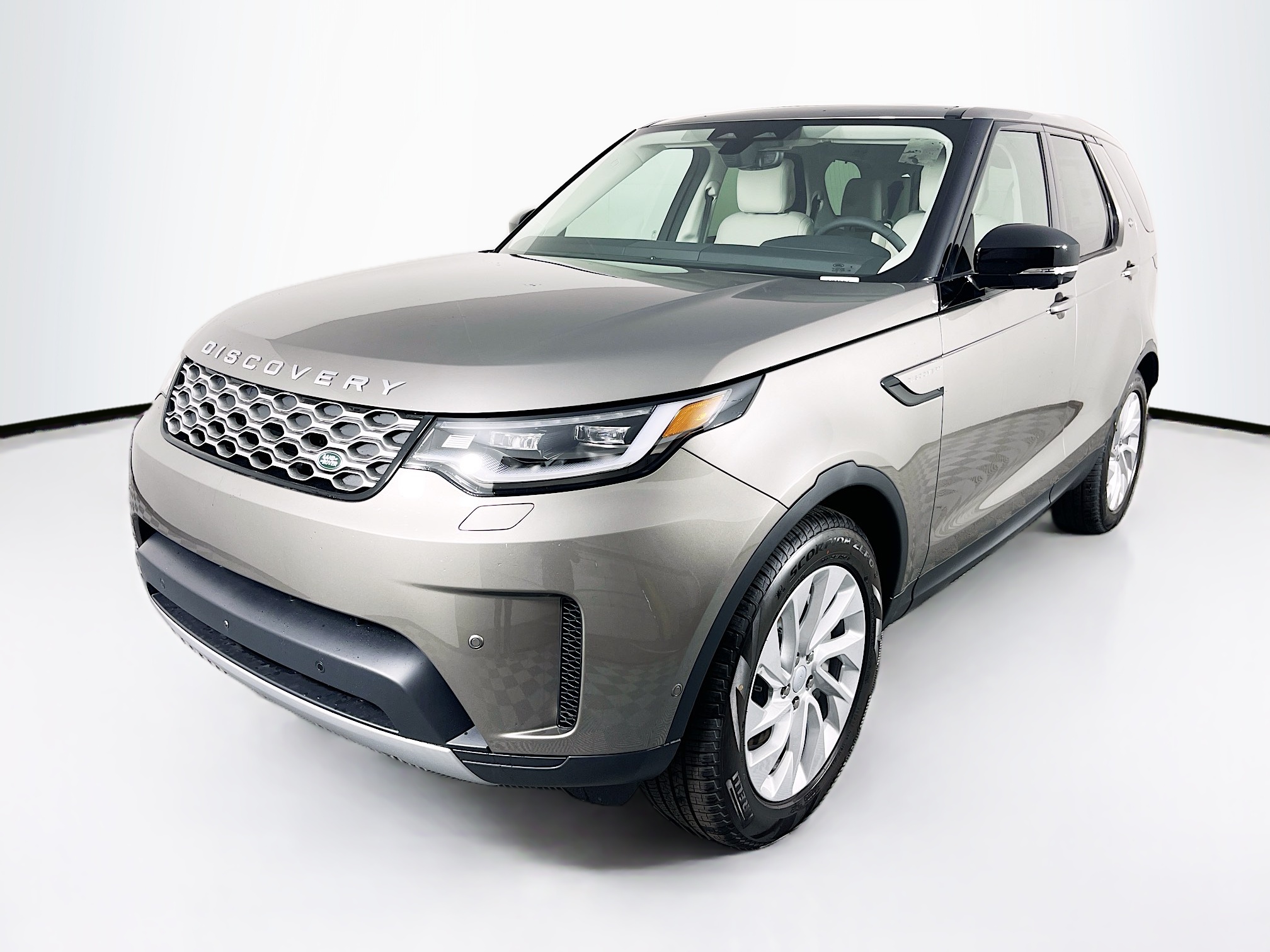 2024 Land Rover Discovery S's photo