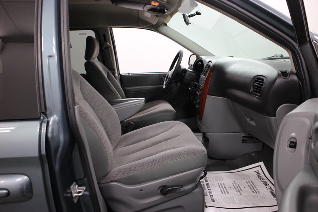 2007 Chrysler Town & Country LX photo 26