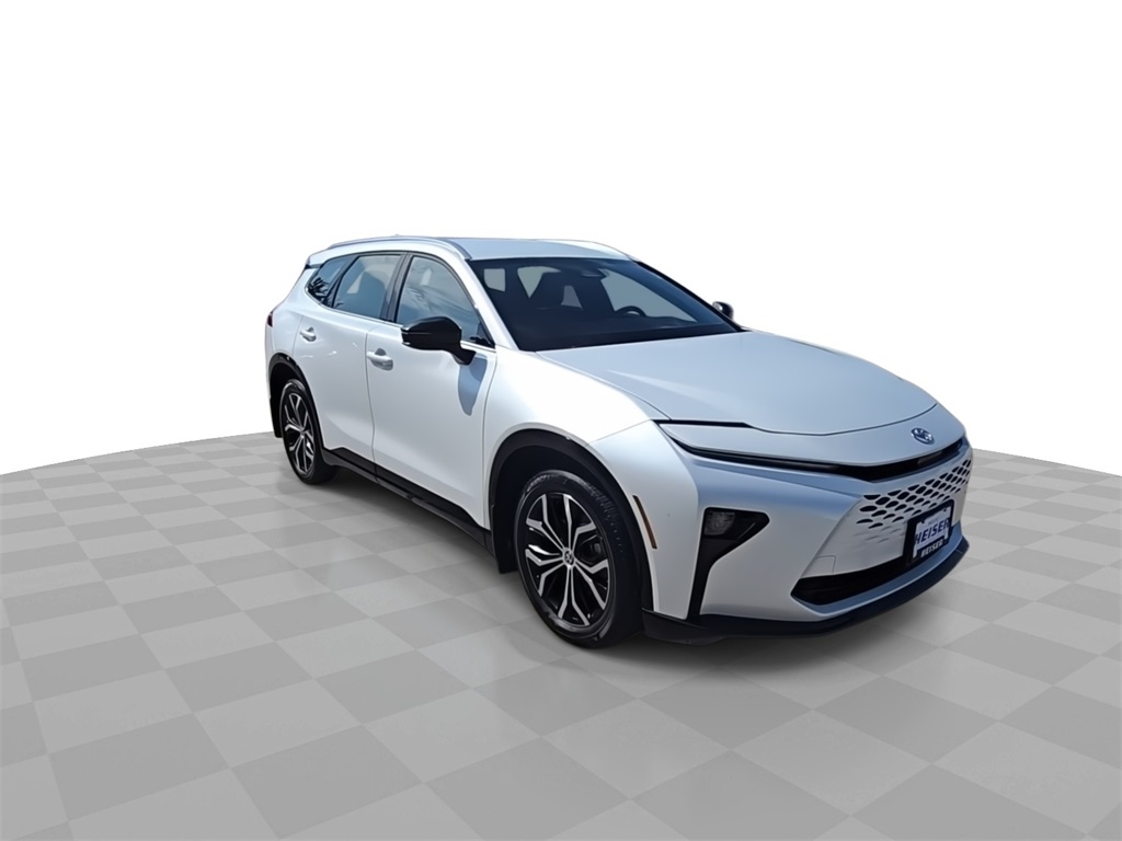 2025 Toyota Crown Signia XLE photo 2