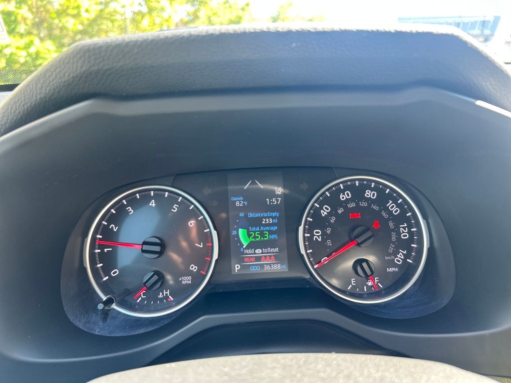 2022 Toyota RAV4 LE photo 9