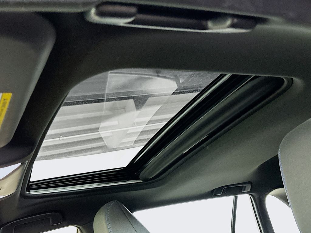 2022 Toyota RAV4 Hybrid SE photo 17