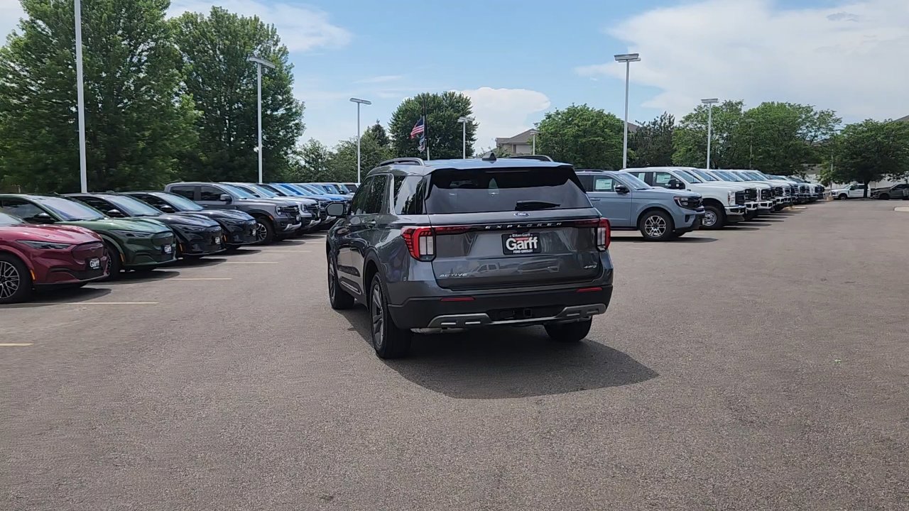2025 Ford Explorer photo 3