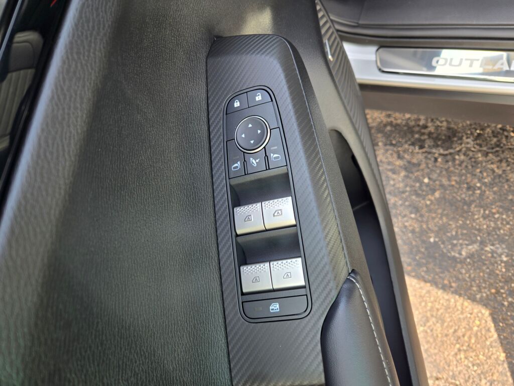 2025 Mitsubishi Outlander SE photo 17