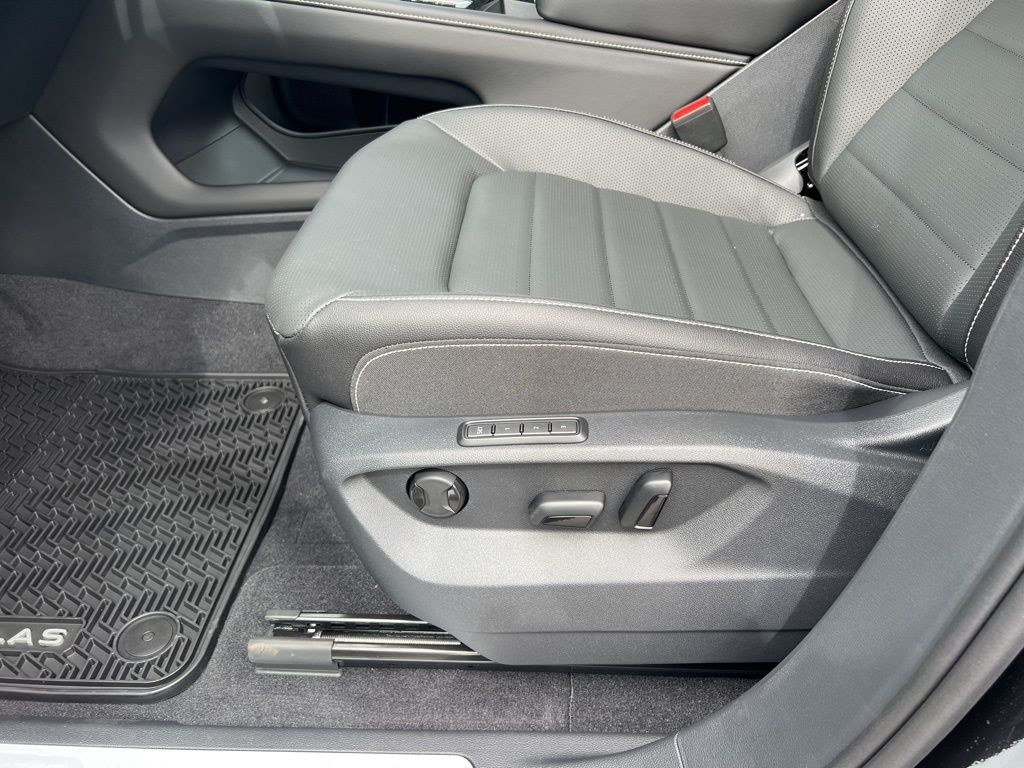 2026 Volkswagen Atlas Cross Sport SEL R-Line photo 16