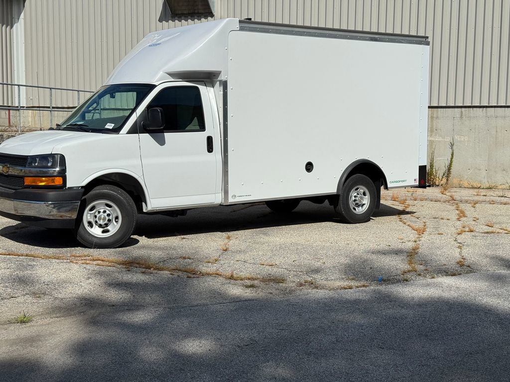 2025 Chevrolet Express Cutaway 3500 photo 2