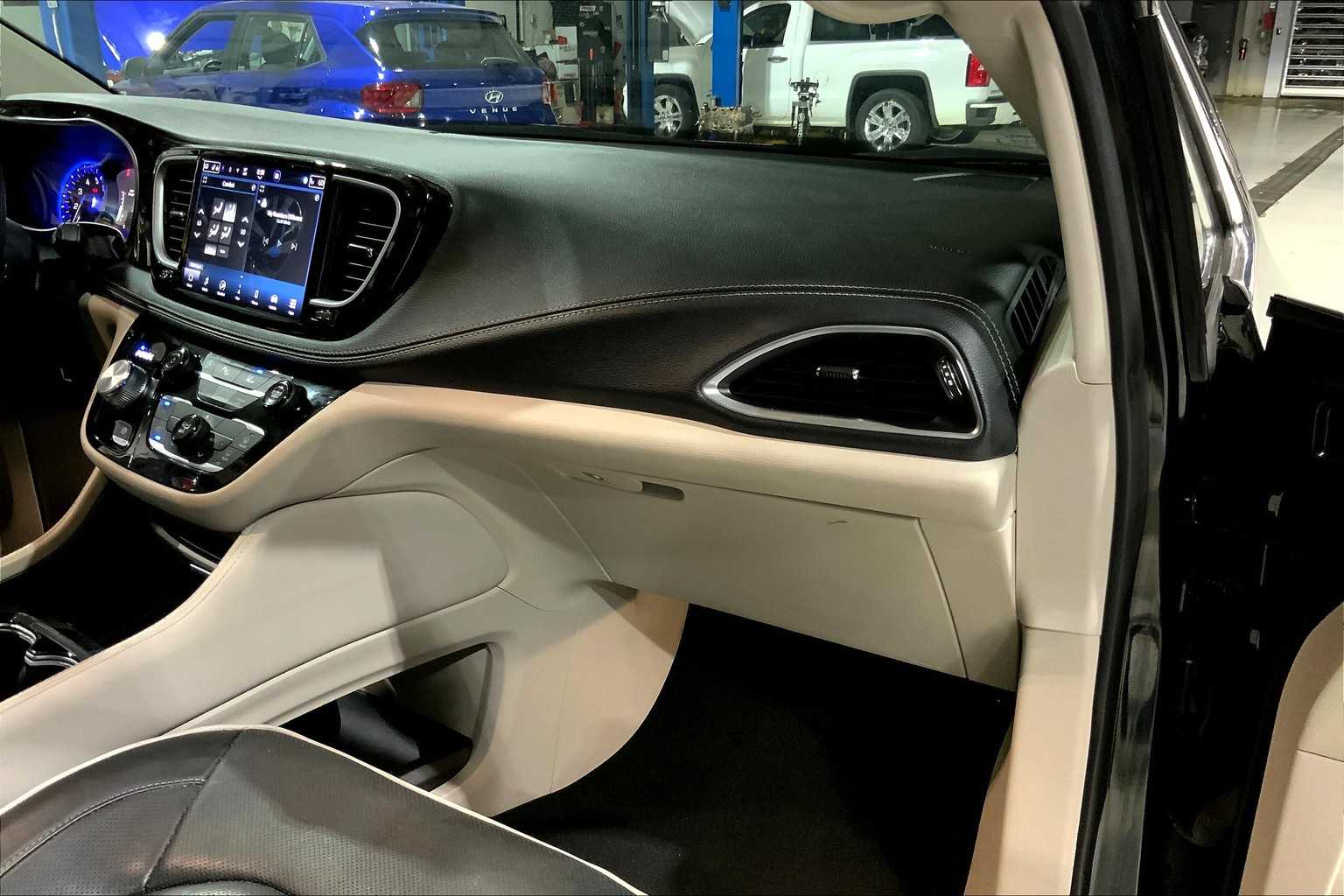 2023 Chrysler Pacifica Limited photo 17