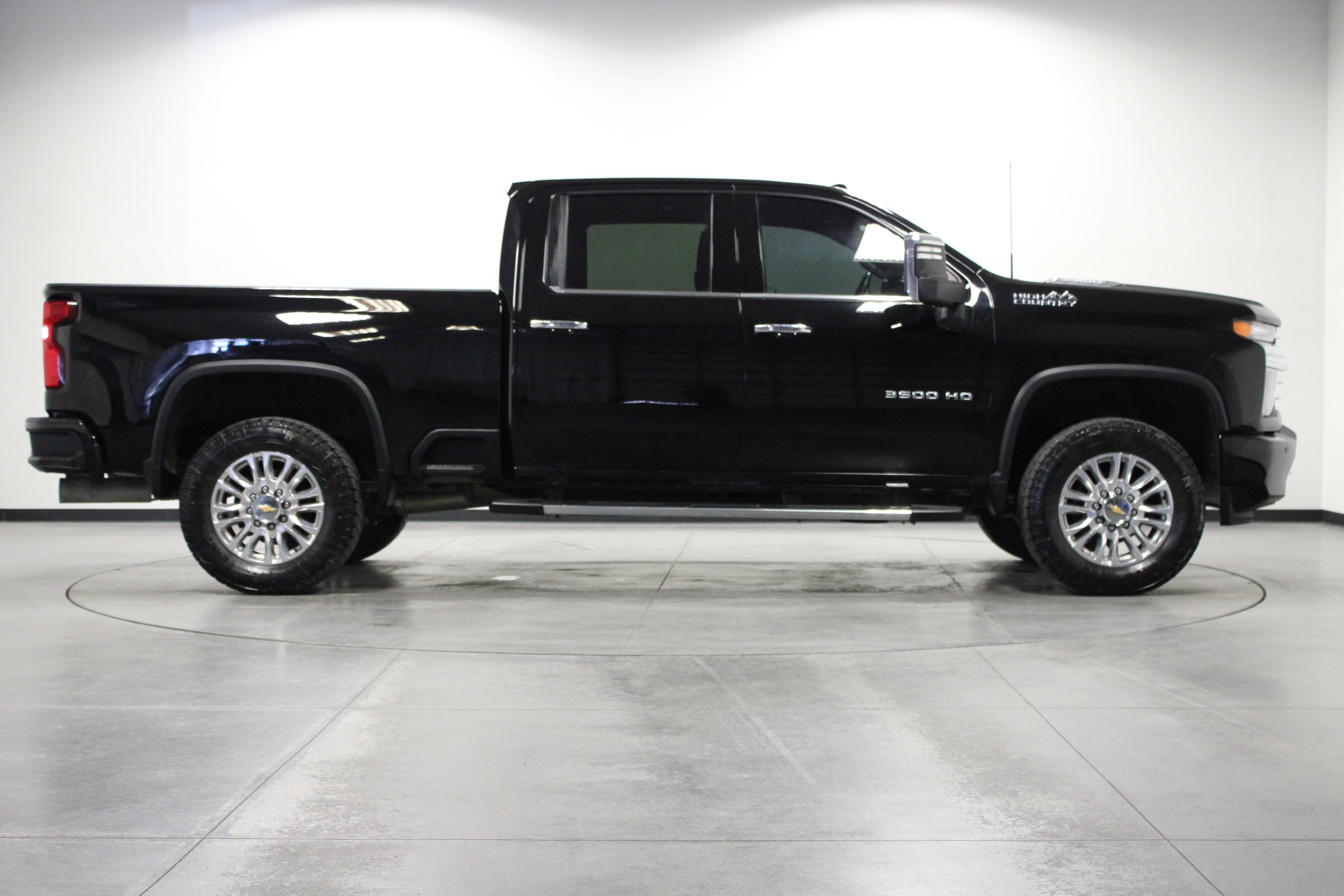 2023 Chevrolet Silverado 3500HD High Country photo 2