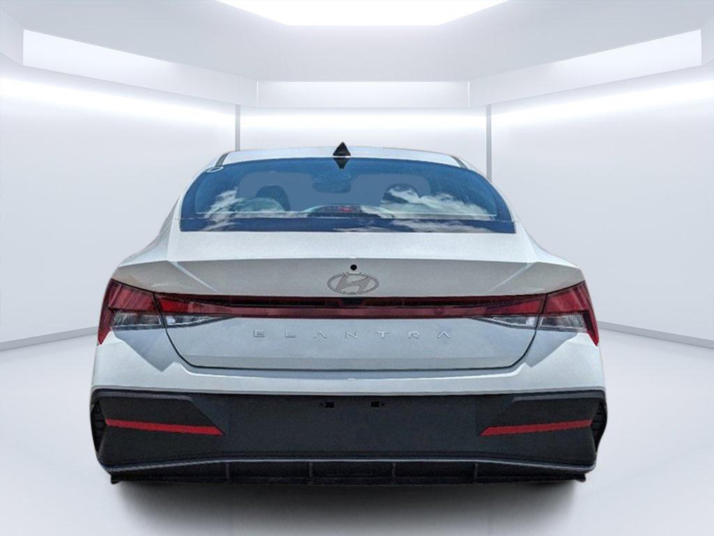 2025 Hyundai Elantra SE photo 4