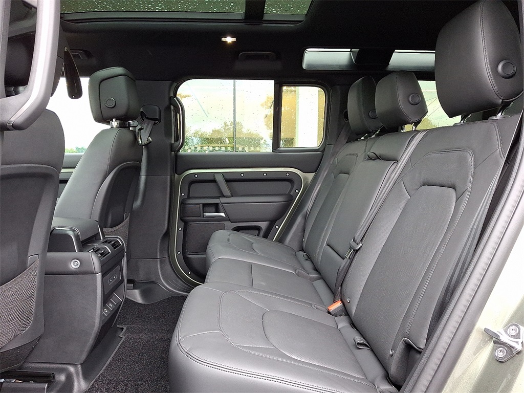 2025 Land Rover Defender 110 S photo 5