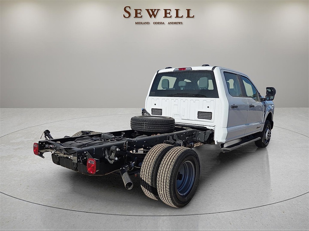 2026 Ford F-350 Super Duty Chassis Cab XL's photo