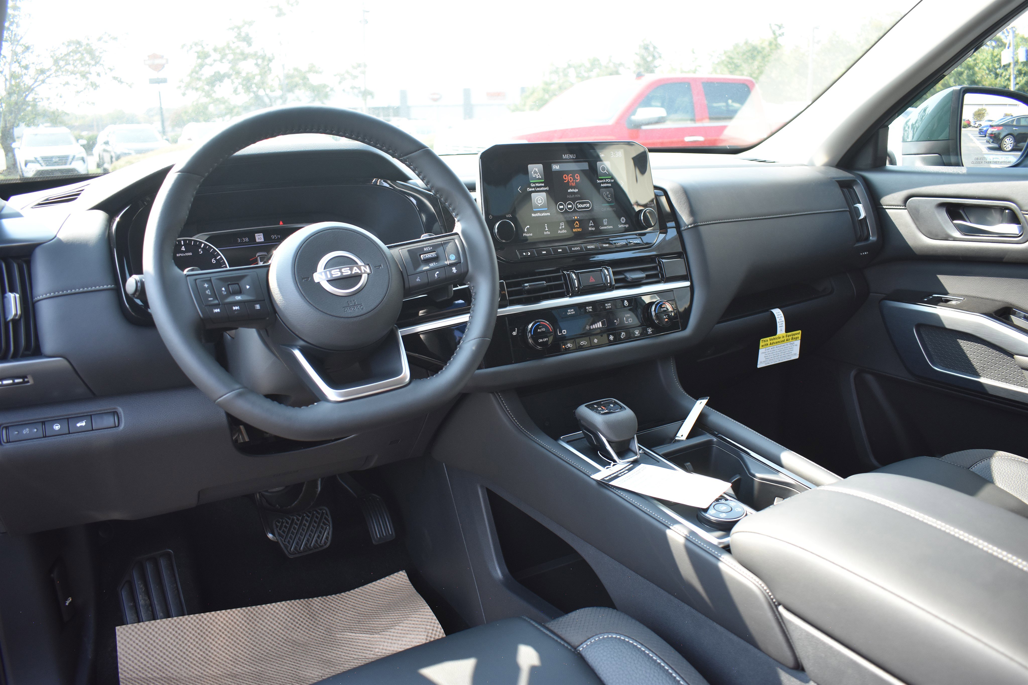 2025 Nissan Pathfinder SL photo 5